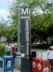 Capitol South station entrance pylon [01]