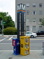 Federal Center SW station entrance pylon [01]