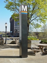 Rosslyn station entrance pylon [02]