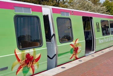 McDonald's wrap on Metro railcars [04]