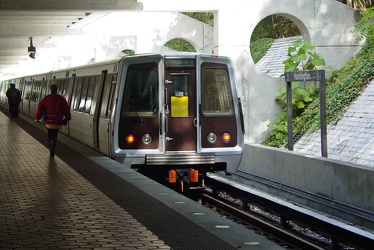 Yellow Line train at Huntington [01]