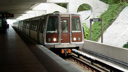 Yellow Line train at Huntington [04]