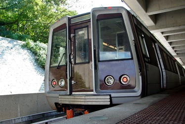 Yellow Line train at Huntington [05]