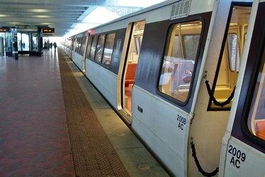 Yellow Line train at Huntington [03]