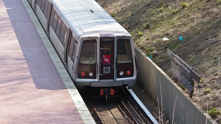 Red Line train servicing Grosvenor-Strathmore station