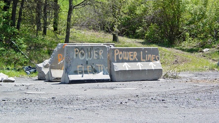 Jersey barriers on turnpike stub [01]