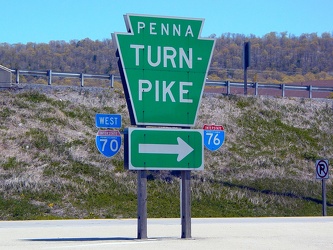 Sign at the entrance to the Pennsylvania Turnpike in Breezewood [02]