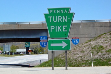 Sign at the entrance to the Pennsylvania Turnpike in Breezewood [03]