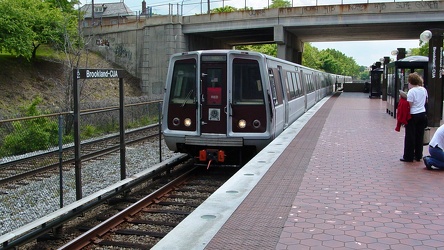 Red Line train arriving at Brookland-CUA [01]