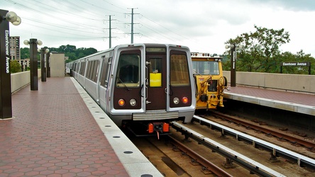 Single tracking at Eisenhower Avenue [01]