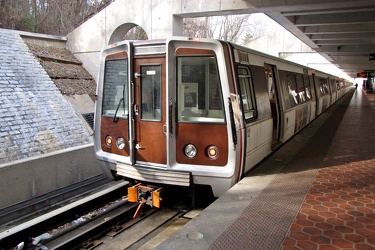 Yellow Line train at Huntington [06]