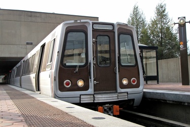 Orange Line train at West Falls Church