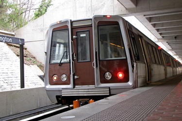 Yellow Line train at Huntington [07]