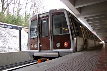 Yellow Line train at Huntington [08]