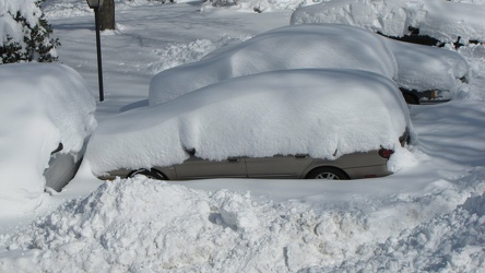 Car buried under snow [01]