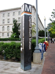 Capitol South station entrance pylon [02]