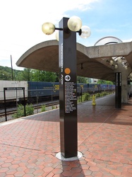 Platform pylon at Minnesota Avenue station [02]