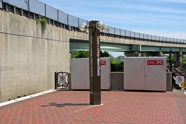 Platform pylon at Dunn Loring station [03]