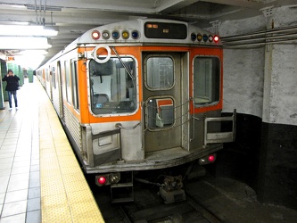 Broad Street Subway train at Race-Vine [02]