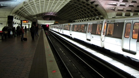 Yellow Line train at L'Enfant Plaza station [01]