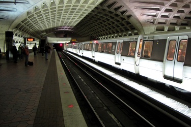 Yellow Line train at L'Enfant Plaza station [02]