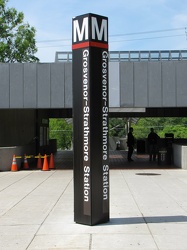 Street pylon at Grosvenor-Strathmore station