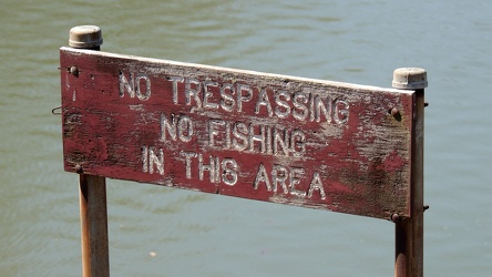 NO TRESPASSING NO FISHING IN THIS AREA