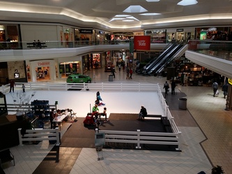 Center court at Lakeforest Mall [01]