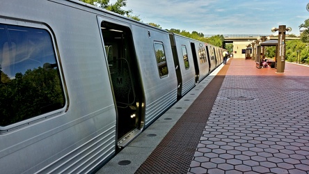 7000-Series train at Franconia-Springfield