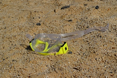 Discarded swim mask [01]