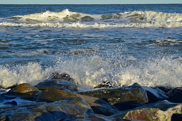 Waves crashing on the rocks [02]