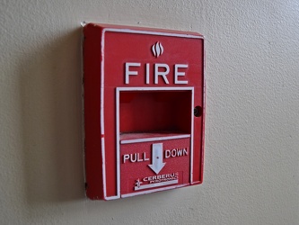 Fire alarm pull station at Cathedral of Learning [01]