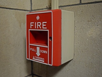 Fire alarm pull station at Cathedral of Learning [02]