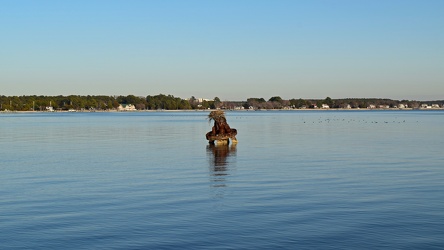 Mooring dolphin with osprey nest [02]