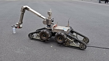 Bomb disposal robot