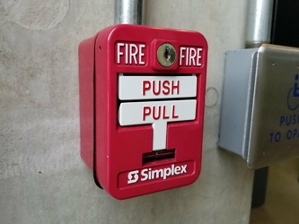 SigCom pull station with Simplex branding