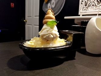 Sundae at Poop Cafe [01]