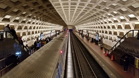 Yellow Line train at Pentagon City [02]