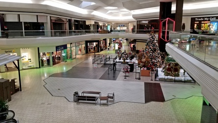 Center court at Lakeforest Mall [02]