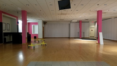 Vacant store at Lakeforest Mall