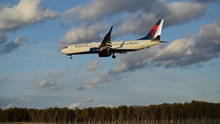 N376DA landing at Baltimore-Washington International Airport (BWI) [03]