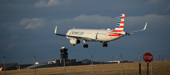 N147AA landing at Baltimore-Washington International Airport (BWI) [08]