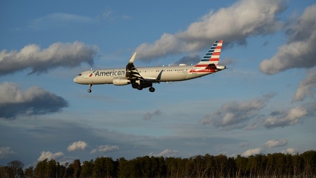 N147AA landing at Baltimore-Washington International Airport (BWI) [06]