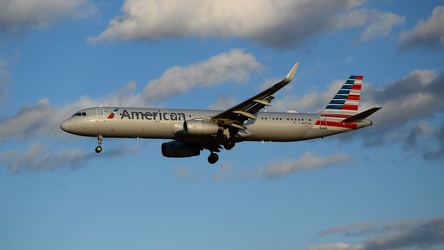 N147AA landing at Baltimore-Washington International Airport (BWI) [04]