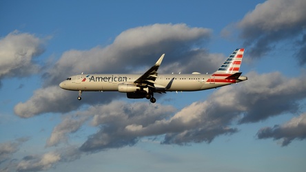 N147AA landing at Baltimore-Washington International Airport (BWI) [05]