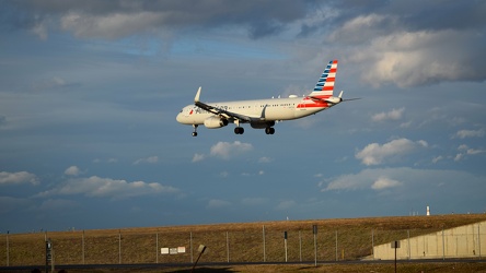 N147AA landing at Baltimore-Washington International Airport (BWI) [07]