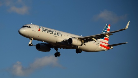 N147AA landing at Baltimore-Washington International Airport (BWI) [01]