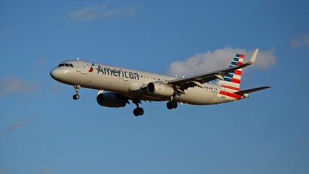 N147AA landing at Baltimore-Washington International Airport (BWI) [02]