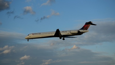 N921DN landing at Baltimore-Washington International Airport (BWI) [01]