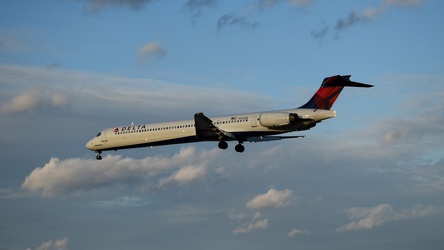 N921DN landing at Baltimore-Washington International Airport (BWI) [02]